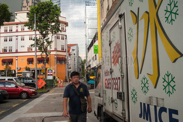 Singapur  Republik Singapur  Mann geht zu seinem Lieferwagen