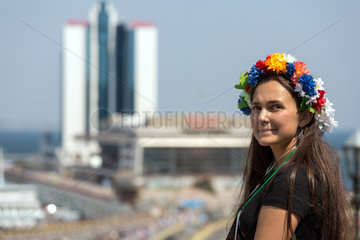 Odessa  Ukraine  junge Frau mit Blumenschmuck im Haar