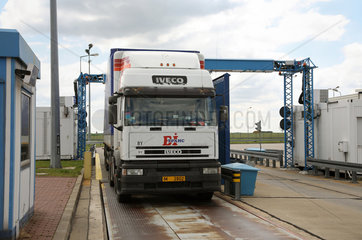 Koroszczyn  Polen  ein LKW faehrt auf die Waage