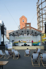Berlin  Deutschland  Besucher auf dem Festival der Zukunft