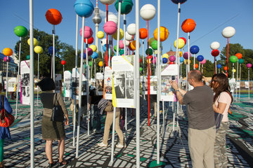 Berlin  Deutschland  Besucher auf der Open-Air-Ausstellung -Stadt der Vielfalt- auf dem Schlossplatz