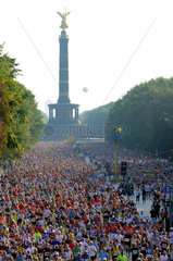 Berlin  Deutschland  Laeufer und Siegessaeule beim 36. Berlin-Marathon
