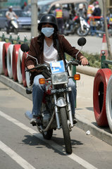 Macau  China  Motorradfahrschuelerin