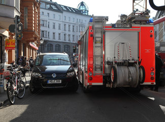 Berlin  Deutschland  durch parkende Fahrzeuge blockierter Rettungsweg