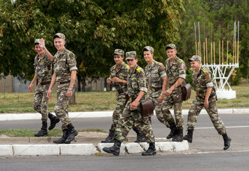Bender  Republik Moldau  Soldaten unterwegs