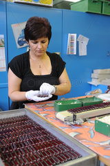 Schwyz  Schweiz  eine Frau verpackt fertige Taschenmesser der Firma Victorinox