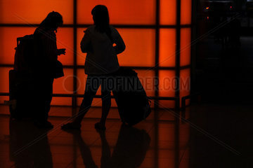 Hong Kong  China  Silhouette von Reisenden am Flughafen Chek Lap Kok