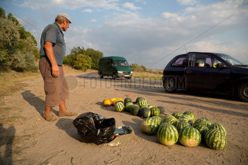 Republik Moldau  Bauer verkauft Melonen an der Landstrasse