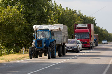 Republik Moldau  Bauer mit Traktor transportiert Erntegut