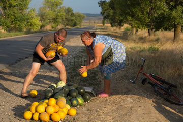 Republik Moldau  Baeuerin verkauft Melonen an der Landstrasse