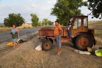 Republik Moldau  Baeuerin verkauft Melonen an der Landstrasse