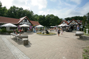 Loddin  Deutschland  der Strandvorplatz mit Restaurants und Souvenirlaeden
