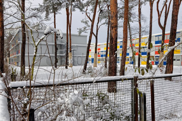 Berlin  Deutschland  fertiggestellte Wohncontaineranlage im Schnee