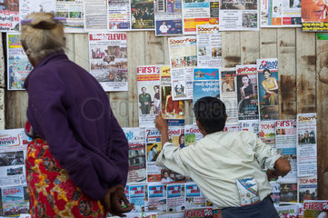 Yangon  Myanmar  Zeitungsverkaeufer in Yangon