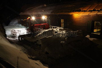 Krippenbrunn  Oesterreich  Schneeraupe praepariert in der Nacht eine Skipiste