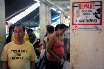 Singapur  Republik Singapur  Menschen auf einem Markt