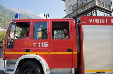 Tirano  Italien  ein Feuerwehrwagen faehrt vorbei