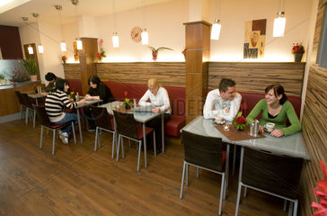 Brakel  Deutschland  Jugendliche sitzen im hauseigenen oeffentlichen Cafe