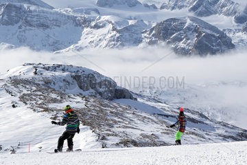 Krippenbrunn  Oesterreich  Jugendliche fahren Snowboard in den Alpen