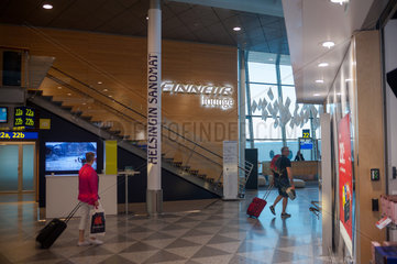 Helsinki  Finnland  Passagiere im Abflugbereich des Flughafen Helsinki-Vantaa