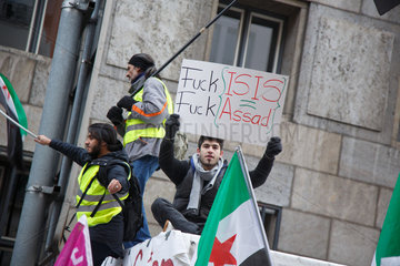 Berlin  Deutschland  Syrer demonstrieren gegen den Krieg  Assad und ISIS