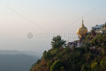 Kyaikto  Myanmar  Pilger am Goldenen Felsen mit der Kyaiktiyo-Pagode