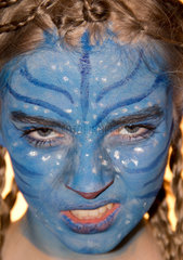 Berlin  Deutschland  Maedchen geschminkt wie im Film Avatar