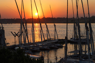Luxor  Aegypten  Sonnenuntergang am Nil