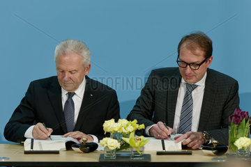 Berlin  Deutschland  Dobrindt und Grube unterzeichnen die Bahnnetz-Modernisierung