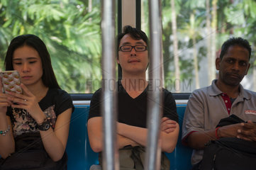 Singapur  Republik Singapur  Fahrgaeste in einer Metro