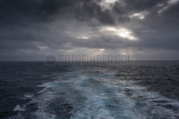 Daenemark  Kielwasser hinter einem Faehrschiff der Smyril Line im Nordatlantik