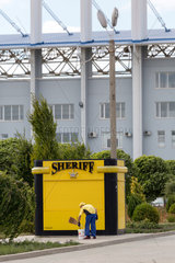 Tiraspol  Republik Moldau  Reinigungspersonal auf dem Gelaende des Sheriff-Komplex