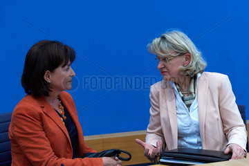 Berlin  Deutschland  Marlene Mortler  CSU  Bundesdrogenbeauftragte  und Heidrun Thaiss  BZgA-Leiterin