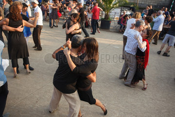 Berlin  Deutschland  Menschen bei einem Open Air Tanzabend im Monbijoupark