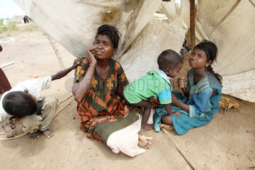 Vakaneri  Sri Lanka  eine Frau mit ihren Kindern