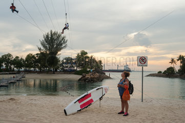 Singapur  Republik Singapur  Touristen in der Seilrutsche auf der Insel Sentosa