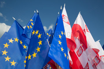 Warschau  Polen  Verkauf von Polen- und Europafahnen