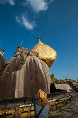 Kyaikto  Myanmar  der Goldene Fels mit der Kyaiktiyo-Pagode