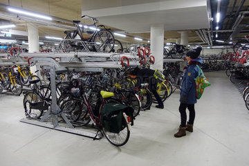 Utrecht  Niederlande  Menschen in einem Fahrradparkhaus