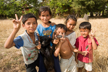 Prahut  Kambodscha  kambodschanische Kinder mit einem Hund