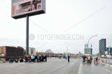Berlin  Deutschland  Touristen an der Promenade an der East Side Gallery