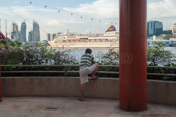 Singapur  Republik Singapur  ein Kreuzfahrtschiff an der Harbourfront