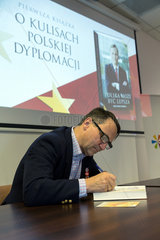 Polen  Radoslaw Sikorski  Politiker und Journalist steht sein Buch POLEN KANN BESSER SEIN vor