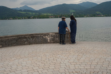 Tegernsee  Deutschland  zwei Muslime stehen am Ufer des Tegernsees