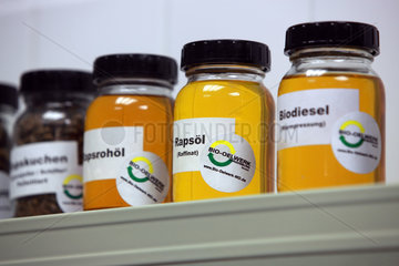 Magdeburg  Deutschland  Glaeser mit Rapsoel (Raffinat) und Biodiesel (Warmpressung)