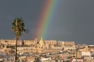 Noto  Italien  Regenbogen ueber der Stadt