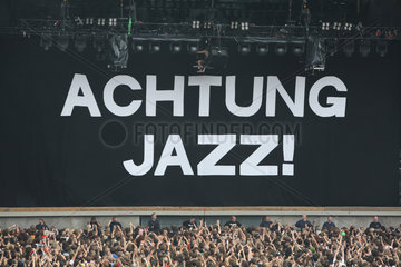 Berlin  Deutschland  Achtung Jazz! - Buehnenkulisse vor dem Aerzte-Konzert