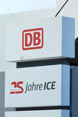 Berlin  Deutschland  Rednerpult mit dem Logo der Deutschen Bahn