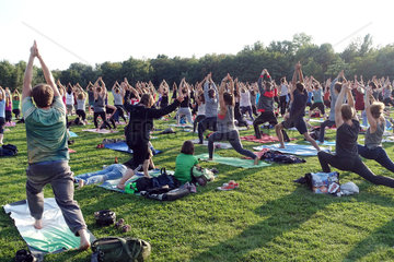 Berlin  Deutschland  Menschen beim Open Air Yoga im Park am Gleisdreieck