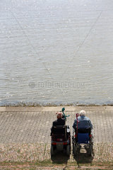 Bremerhaven  Deutschland  zwei Rentner in Rollstuehlen auf der Deichpromenade